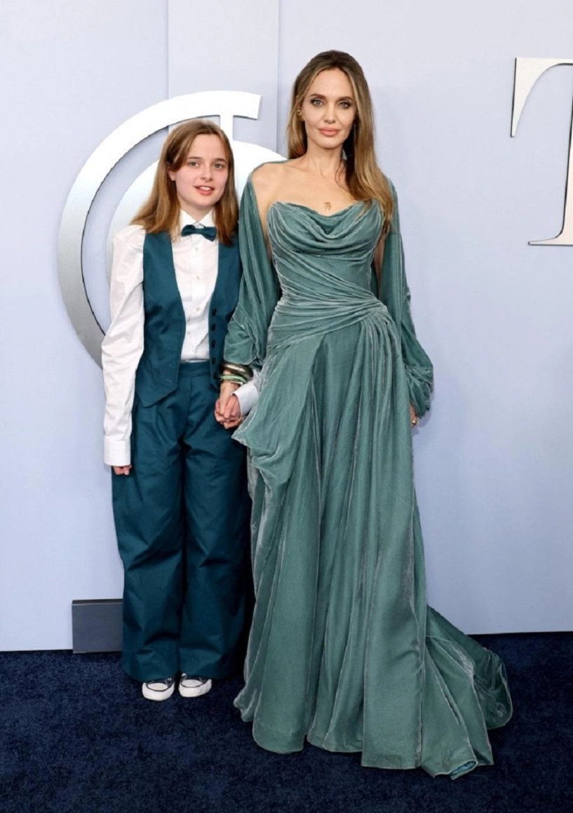 Con gái là bản sao của brad pitt 16 tuổi làm trợ lý cho angelina jolie cách sống trái ngược anh sinh đôi - 8