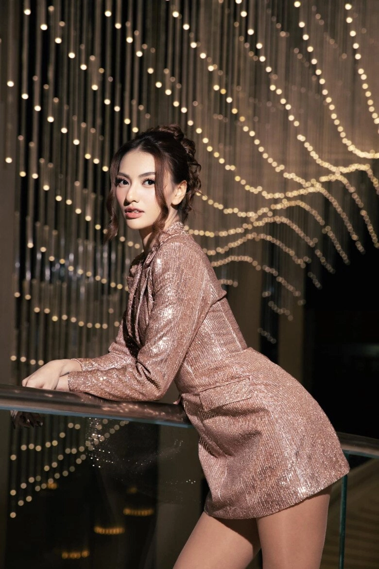 Con gái lả đi vì sốt cao mẹ đơn thân vbiz khóc nghẹn khi được hỗ trợ đi xe ưu tiên giữa biển người xem diễu binh - 3