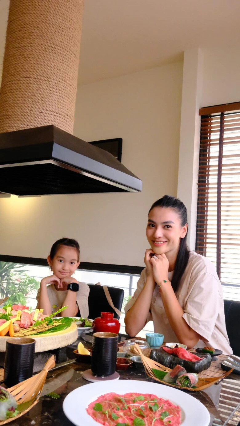 Con gái lả đi vì sốt cao mẹ đơn thân vbiz khóc nghẹn khi được hỗ trợ đi xe ưu tiên giữa biển người xem diễu binh - 9