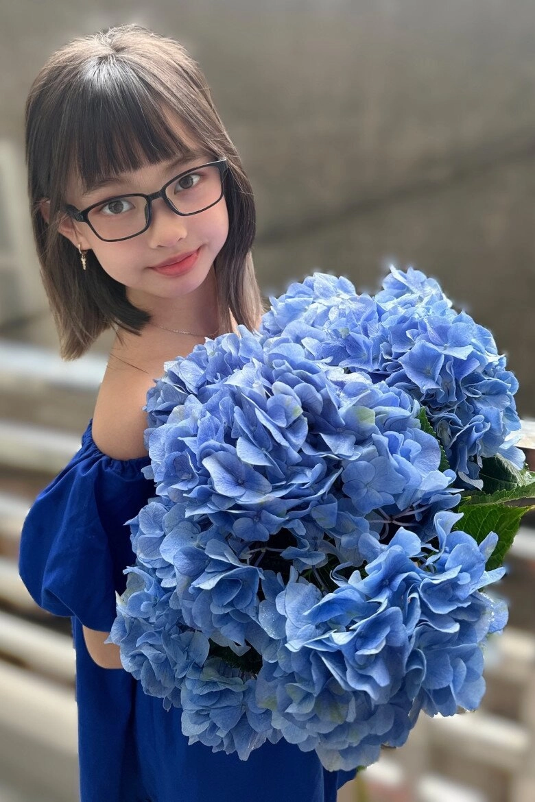 Con gái lả đi vì sốt cao mẹ đơn thân vbiz khóc nghẹn khi được hỗ trợ đi xe ưu tiên giữa biển người xem diễu binh - 10