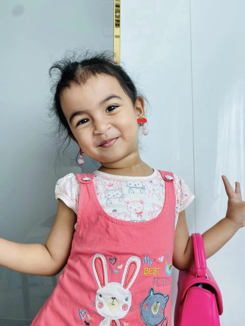 Con gái lai ấn nhà võ hạ trâm ngày càng xinh xắn điệu đà được bà nội tặng vàng nuôi nấng như tiểu công chúa - 4