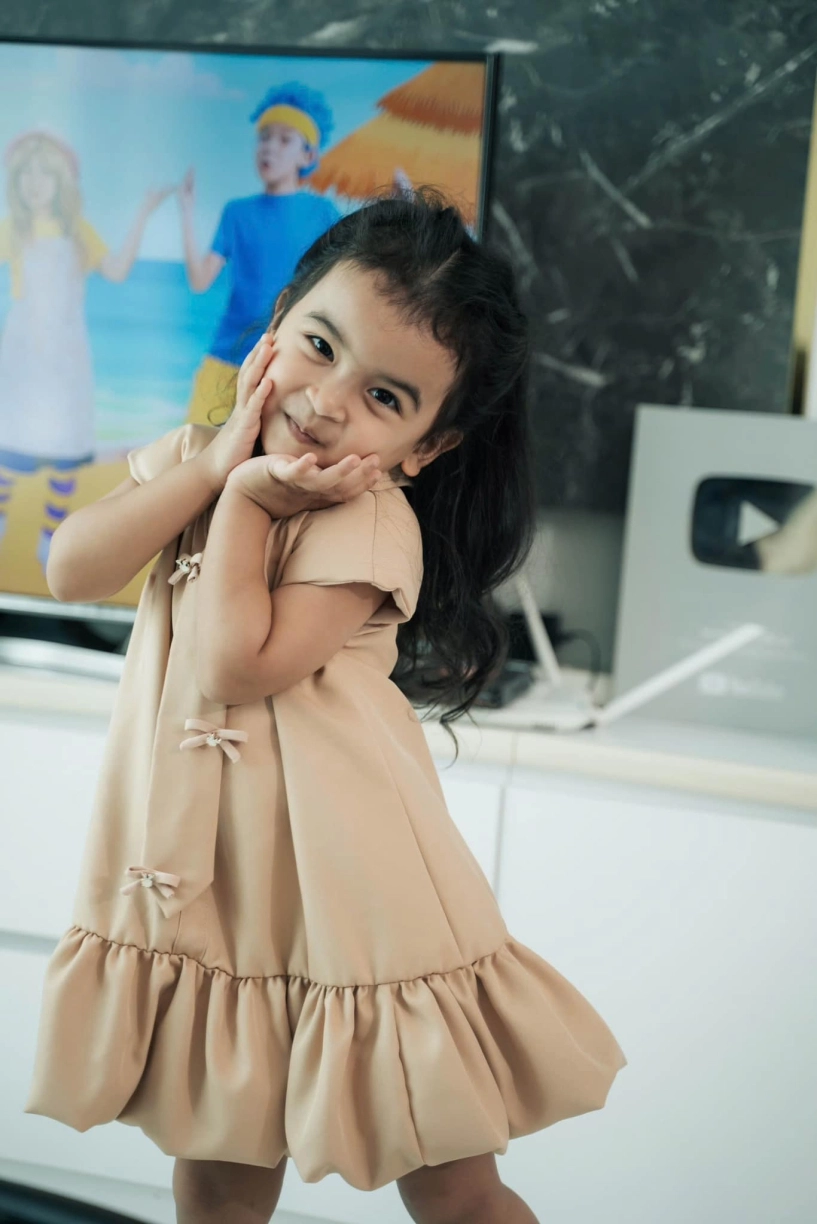 Con gái lai ấn nhà võ hạ trâm ngày càng xinh xắn điệu đà được bà nội tặng vàng nuôi nấng như tiểu công chúa - 6