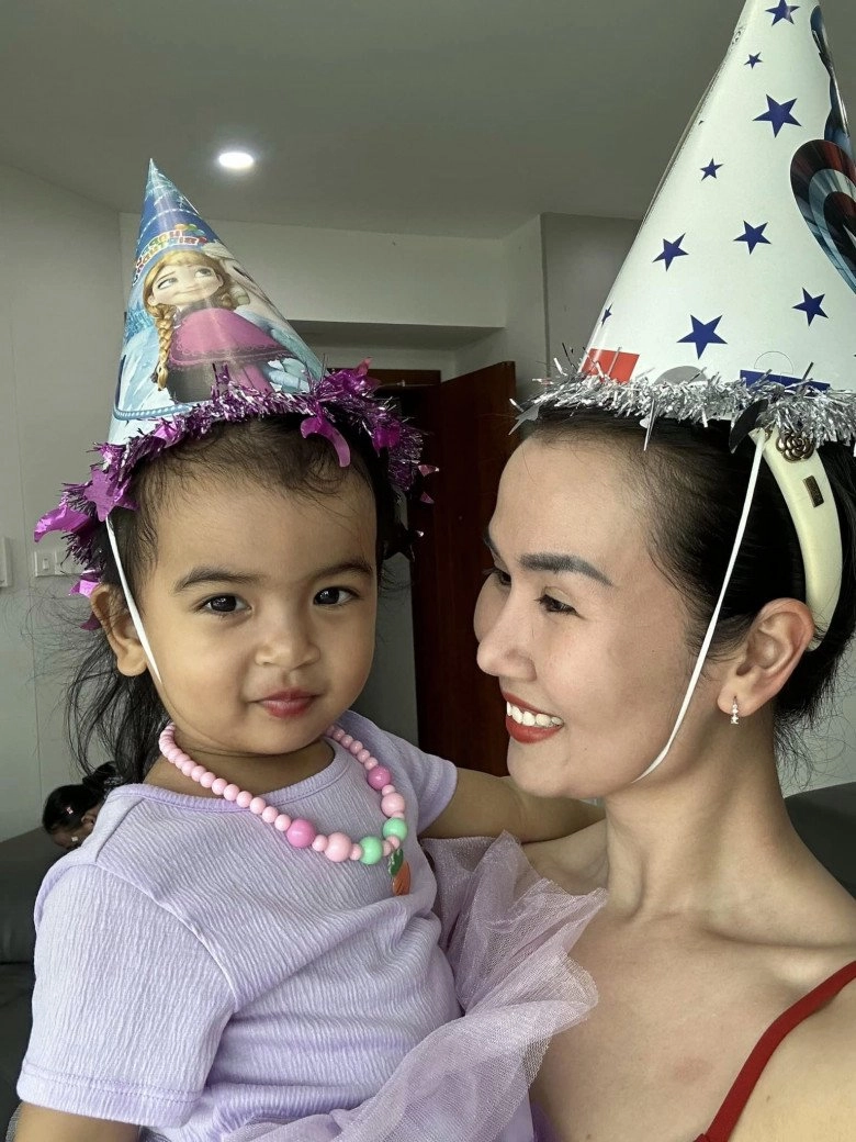Con gái lai ấn nhà võ hạ trâm ngày càng xinh xắn điệu đà được bà nội tặng vàng nuôi nấng như tiểu công chúa - 12