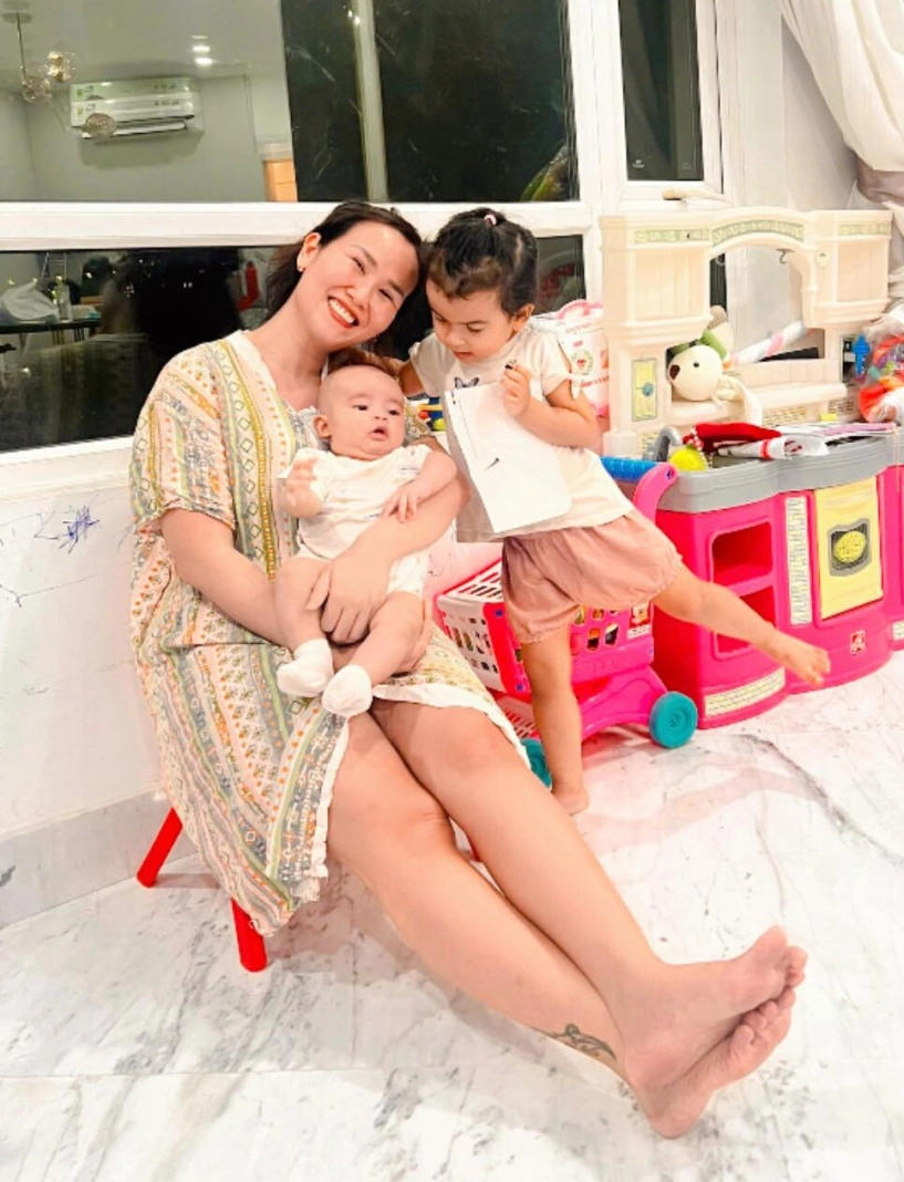 Con gái lai ấn nhà võ hạ trâm ngày càng xinh xắn điệu đà được bà nội tặng vàng nuôi nấng như tiểu công chúa - 14