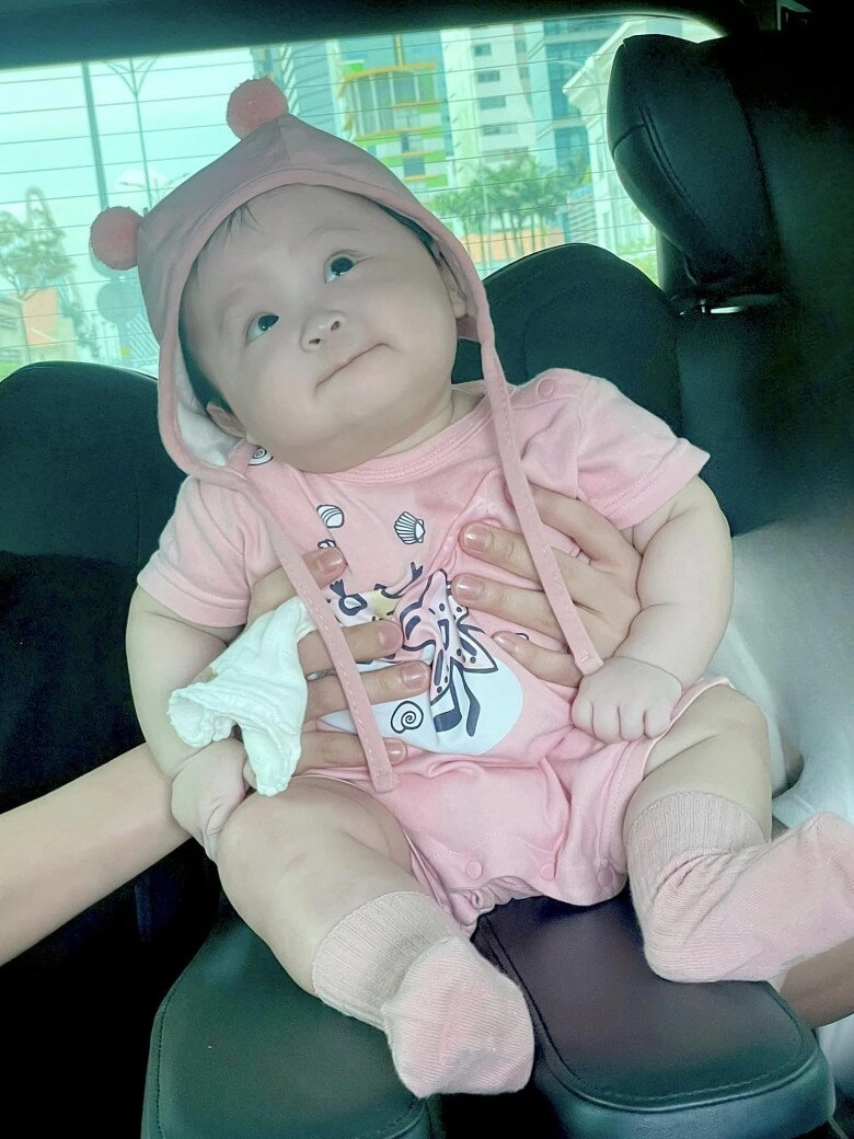 Con gái lai hàn của sam biểu cảm như nhân vật hoạt hình bé tí đã điệu đà học mẹ cách tạo dáng - 1