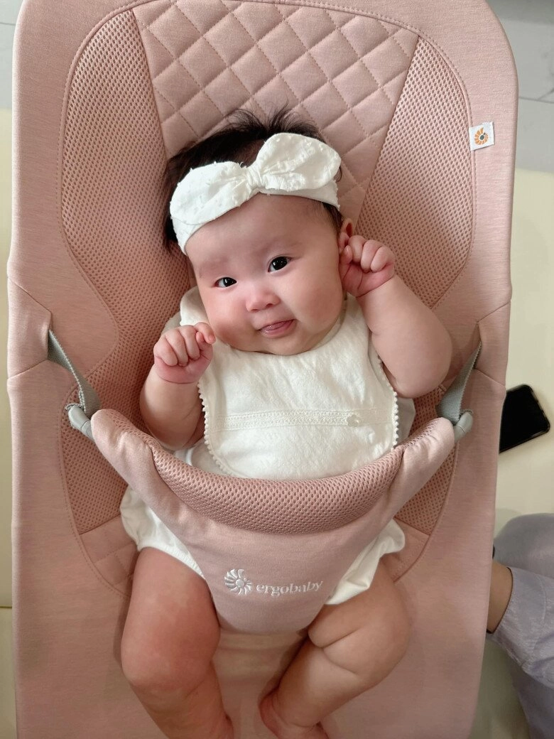 Con gái lai hàn của sam biểu cảm như nhân vật hoạt hình bé tí đã điệu đà học mẹ cách tạo dáng - 3