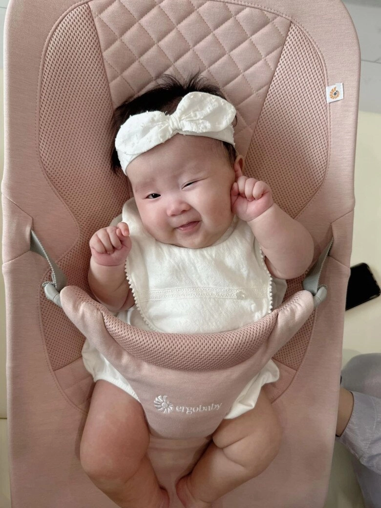 Con gái lai hàn của sam biểu cảm như nhân vật hoạt hình bé tí đã điệu đà học mẹ cách tạo dáng - 5