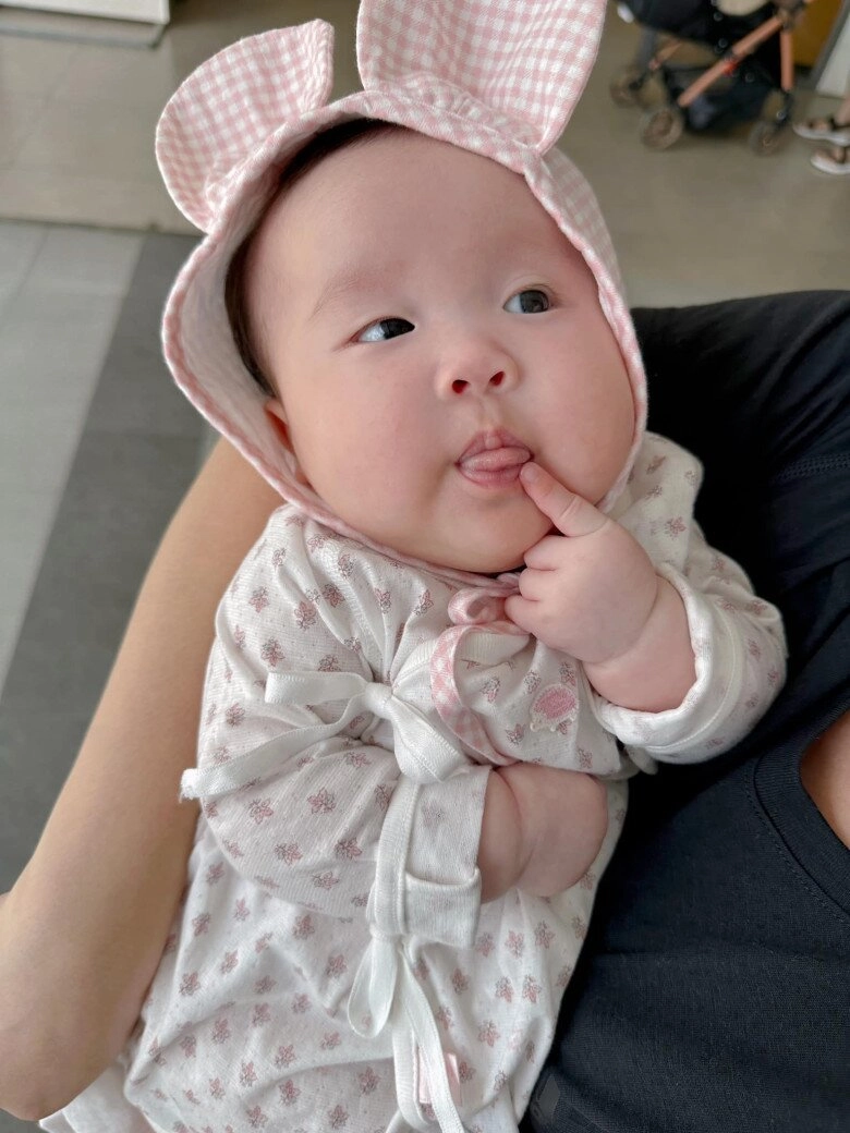 Con gái lai hàn của sam biểu cảm như nhân vật hoạt hình bé tí đã điệu đà học mẹ cách tạo dáng - 7