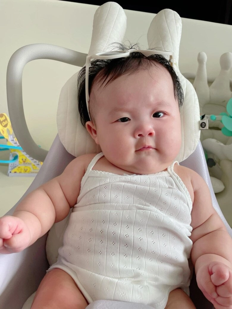 Con gái lai hàn của sam biểu cảm như nhân vật hoạt hình bé tí đã điệu đà học mẹ cách tạo dáng - 8