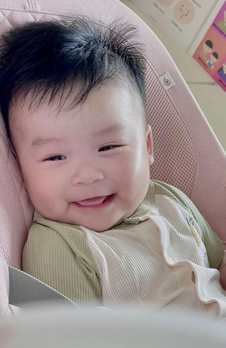 Con gái lai hàn của sam biểu cảm như nhân vật hoạt hình bé tí đã điệu đà học mẹ cách tạo dáng - 11