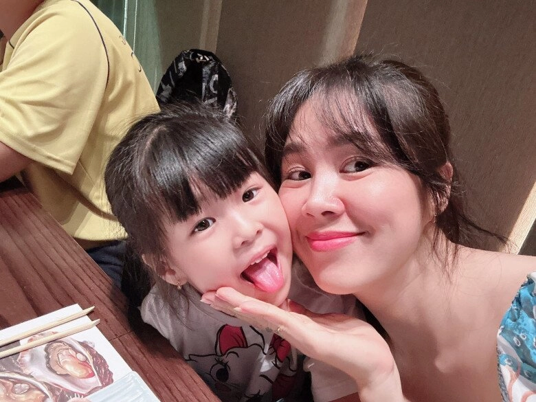 Con gái lê phương có khuôn mặt của bố 5 tuổi chân dài miên man giống mẹ - 7