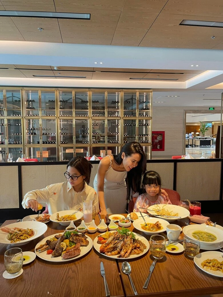 Con gái lưu hương giang xin lỗi vì chê đồ ăn mẹ nấu không ngon ngày càng như bản sao của hồ hoài anh - 9