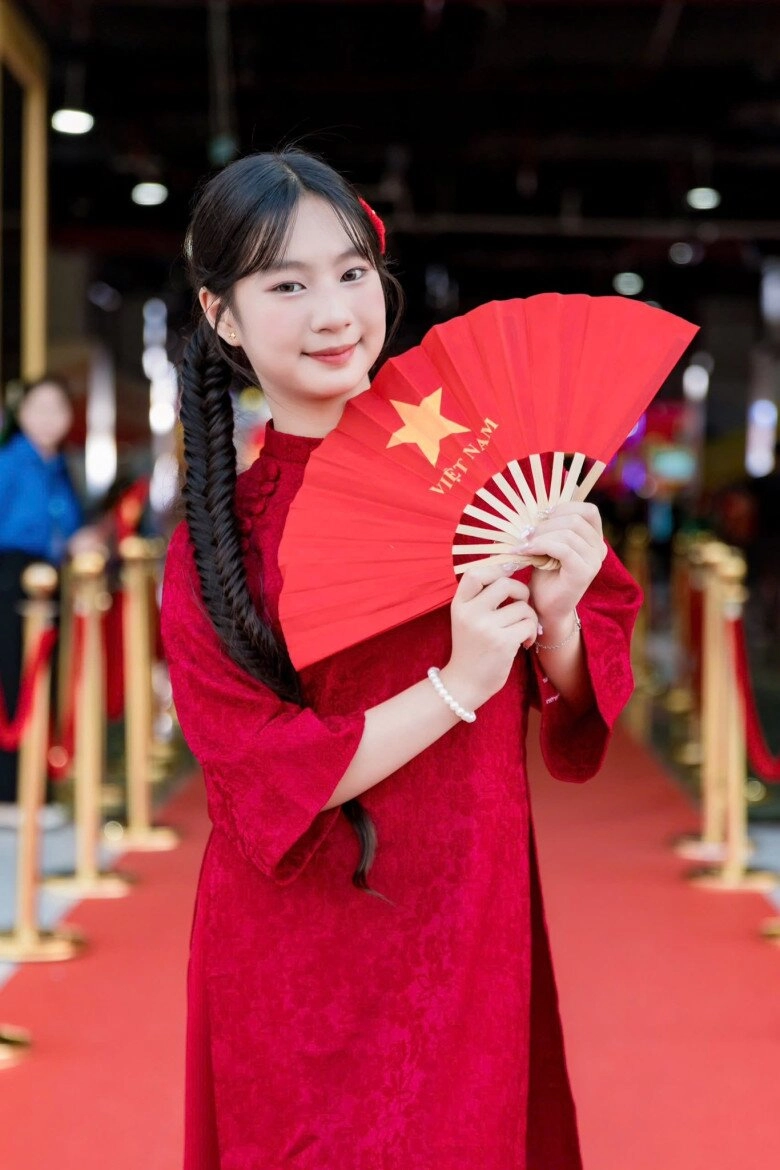Con gái lý hải lớn lên góp nhặt hết nét đẹp của mẹ tiến sĩ ghi điểm tuyệt đối với hành động dùng thủ ngữ - 2