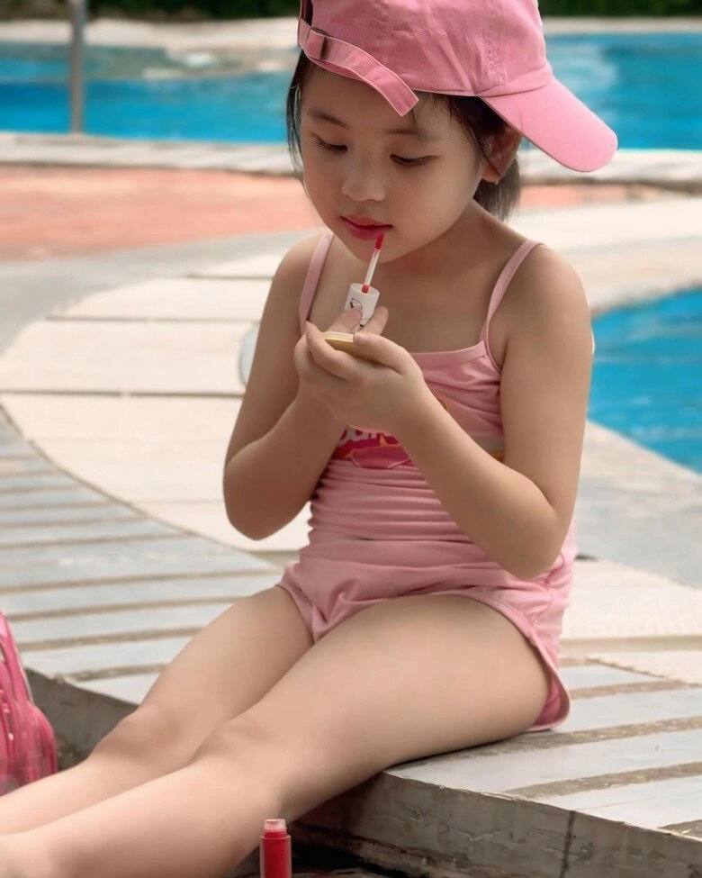 Con gái ngọc trinh được nuôi chuẩn tiểu thư gương mặt giống hệt mẹ 5 tuổi đã điệu đà mê cao gót - 6