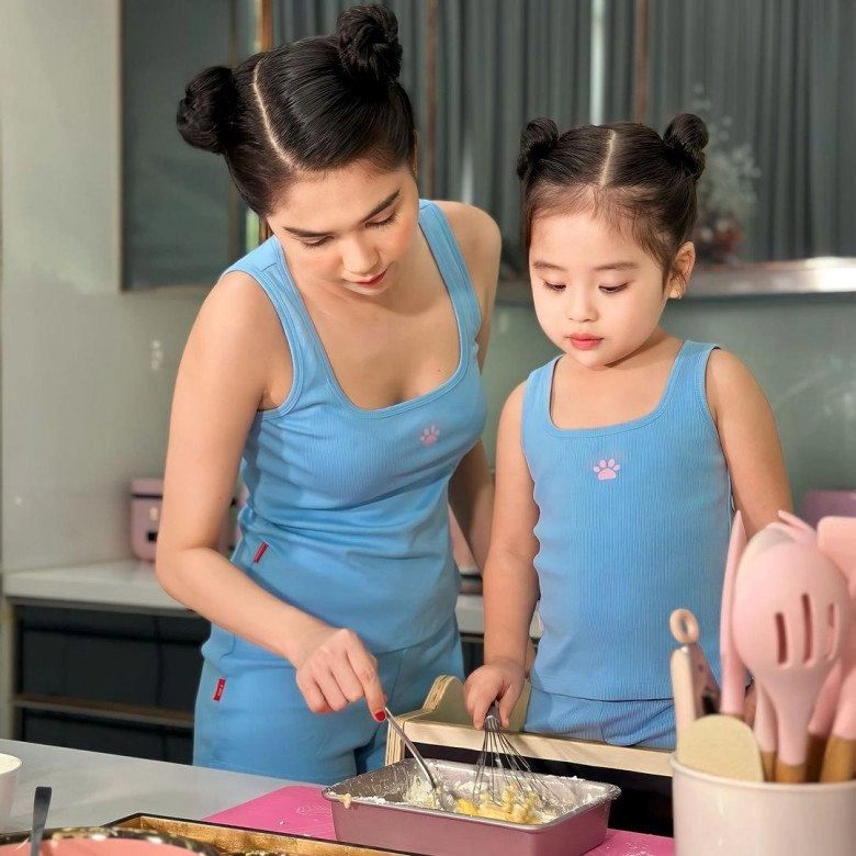 Con gái ngọc trinh được nuôi chuẩn tiểu thư gương mặt giống hệt mẹ 5 tuổi đã điệu đà mê cao gót - 9
