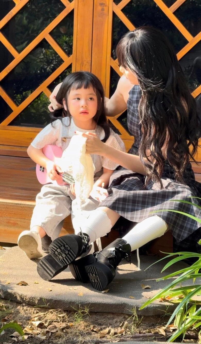 Con gái ngọc trinh được nuôi chuẩn tiểu thư gương mặt giống hệt mẹ 5 tuổi đã điệu đà mê cao gót - 11