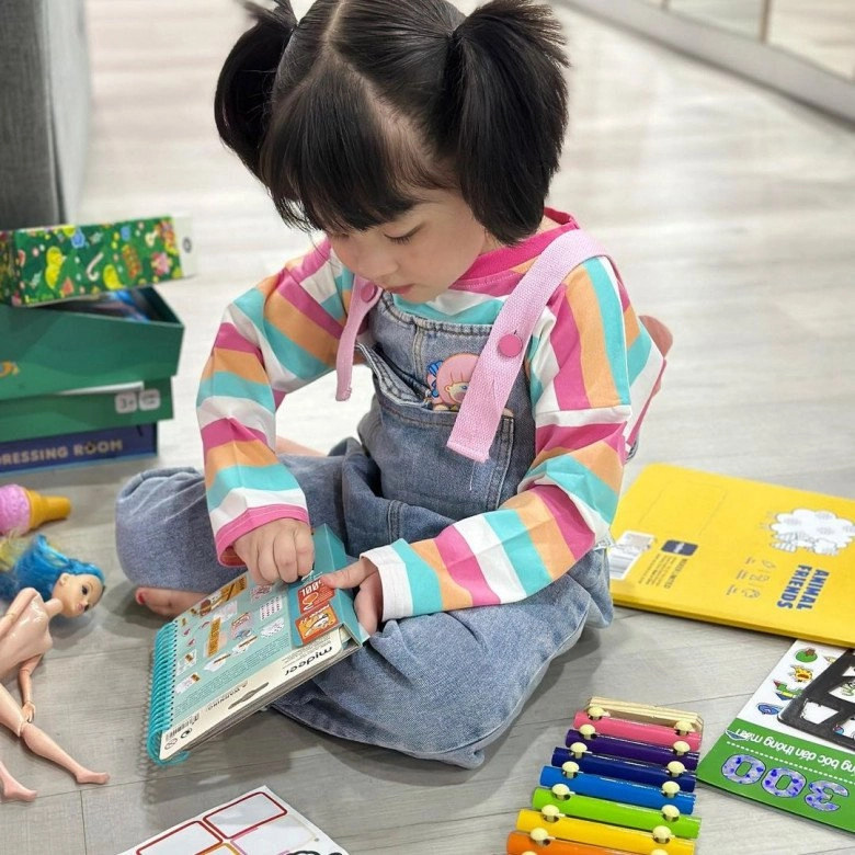 Con gái ngọc trinh được nuôi chuẩn tiểu thư gương mặt giống hệt mẹ 5 tuổi đã điệu đà mê cao gót - 12