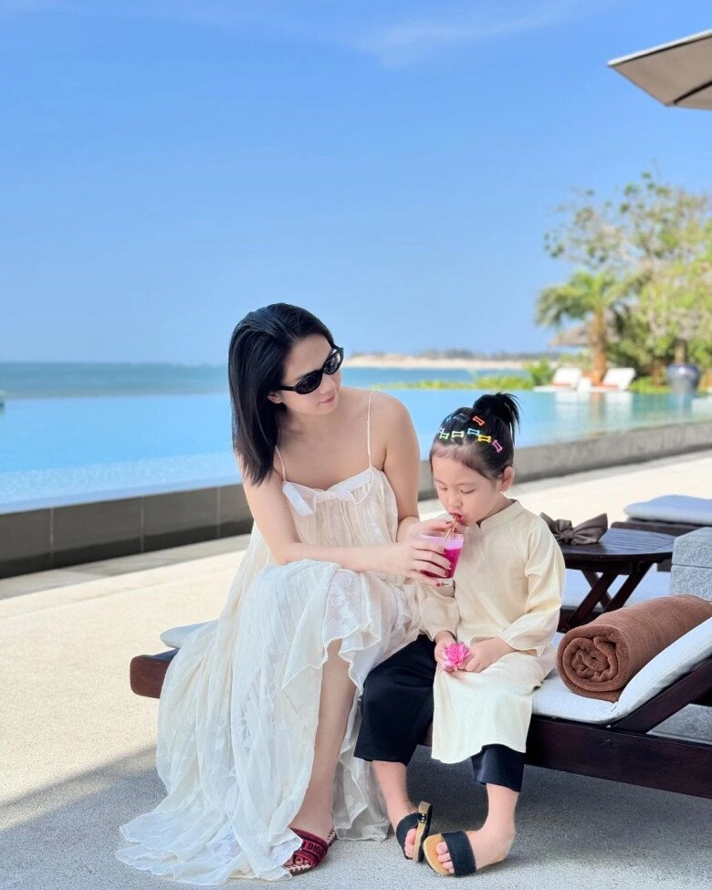 Con gái ngọc trinh được nuôi chuẩn tiểu thư gương mặt giống hệt mẹ 5 tuổi đã điệu đà mê cao gót - 13