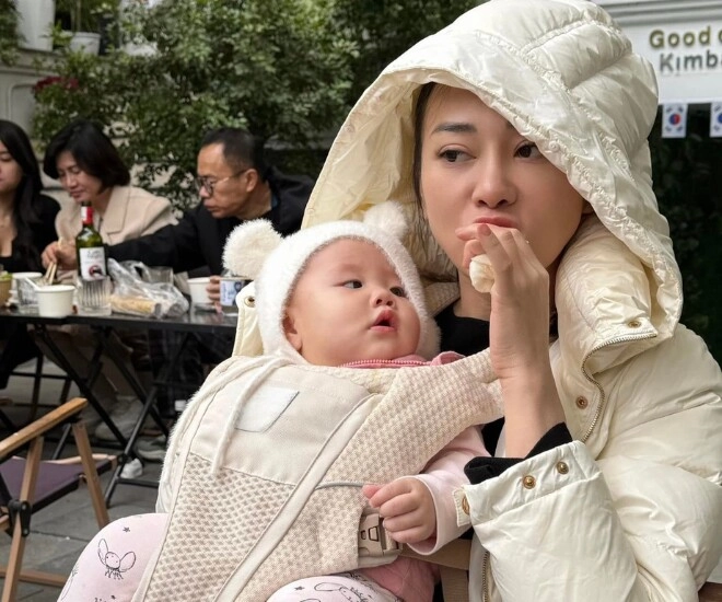 Con gái phương oanh có nết háu ăn được mẹ trêu y hệt bố shark bình riêng con trai lộ rõ đôi tai phú quý - 1