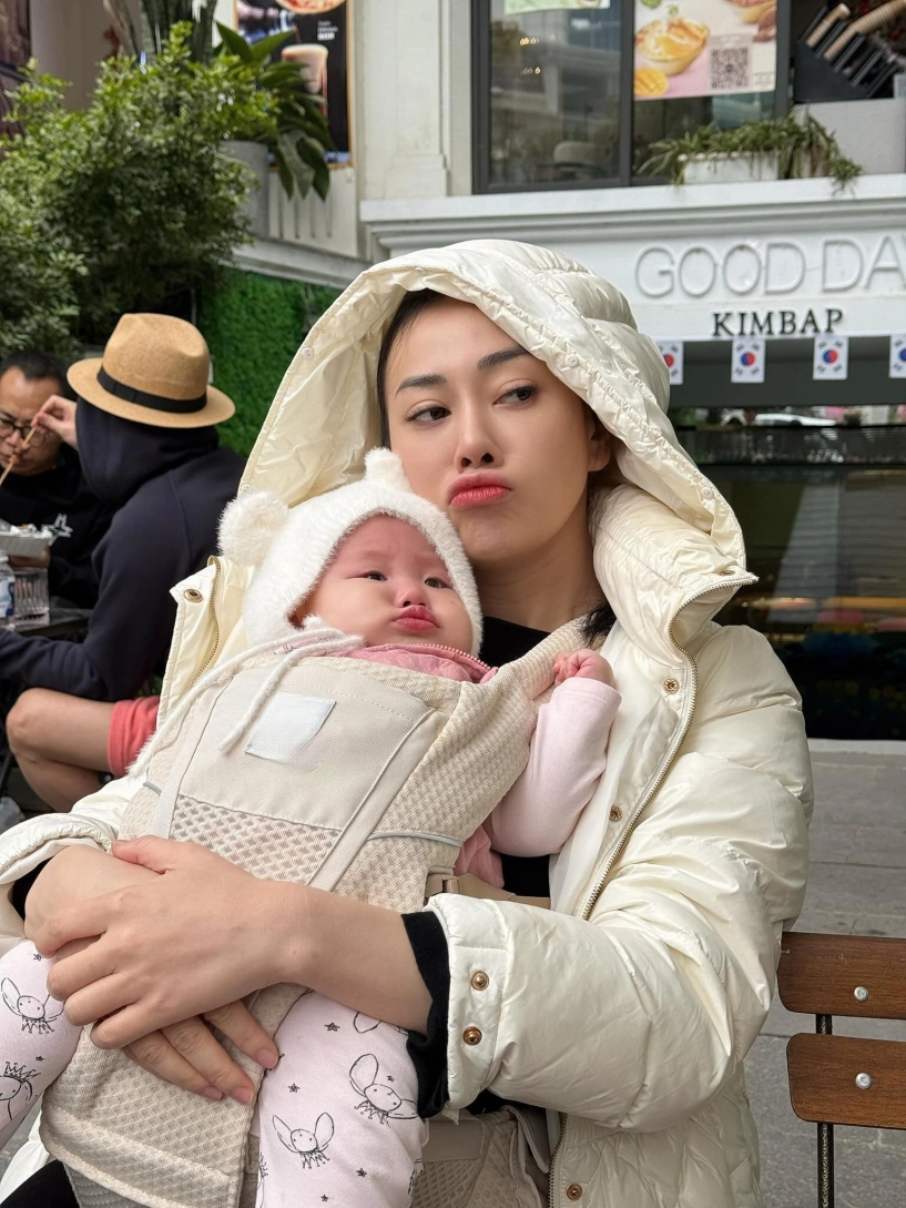 Con gái phương oanh có nết háu ăn được mẹ trêu y hệt bố shark bình riêng con trai lộ rõ đôi tai phú quý - 2