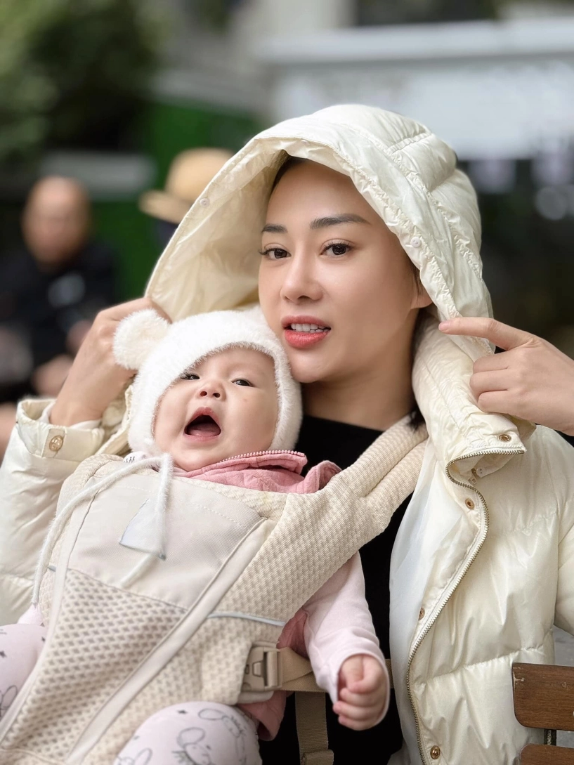 Con gái phương oanh có nết háu ăn được mẹ trêu y hệt bố shark bình riêng con trai lộ rõ đôi tai phú quý - 3