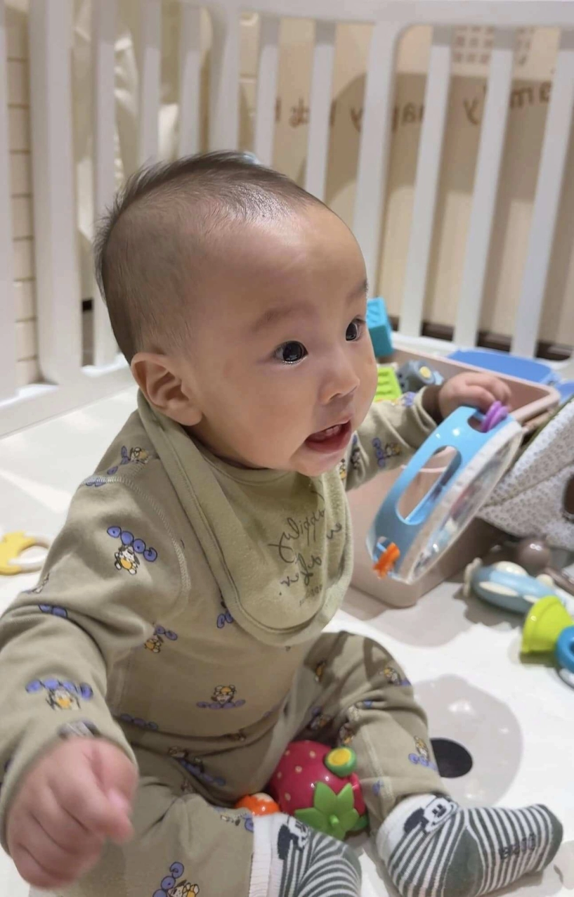 Con gái phương oanh có nết háu ăn được mẹ trêu y hệt bố shark bình riêng con trai lộ rõ đôi tai phú quý - 7