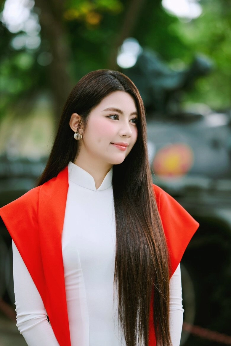 Con gái quyền linh mặc áo dài đón lễ 29 dáng đẹp chuẩn hoa hậu tương lai mẹ cũng vào khen - 1