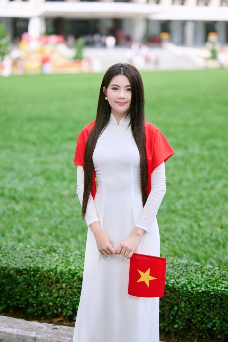 Con gái quyền linh mặc áo dài đón lễ 29 dáng đẹp chuẩn hoa hậu tương lai mẹ cũng vào khen - 2