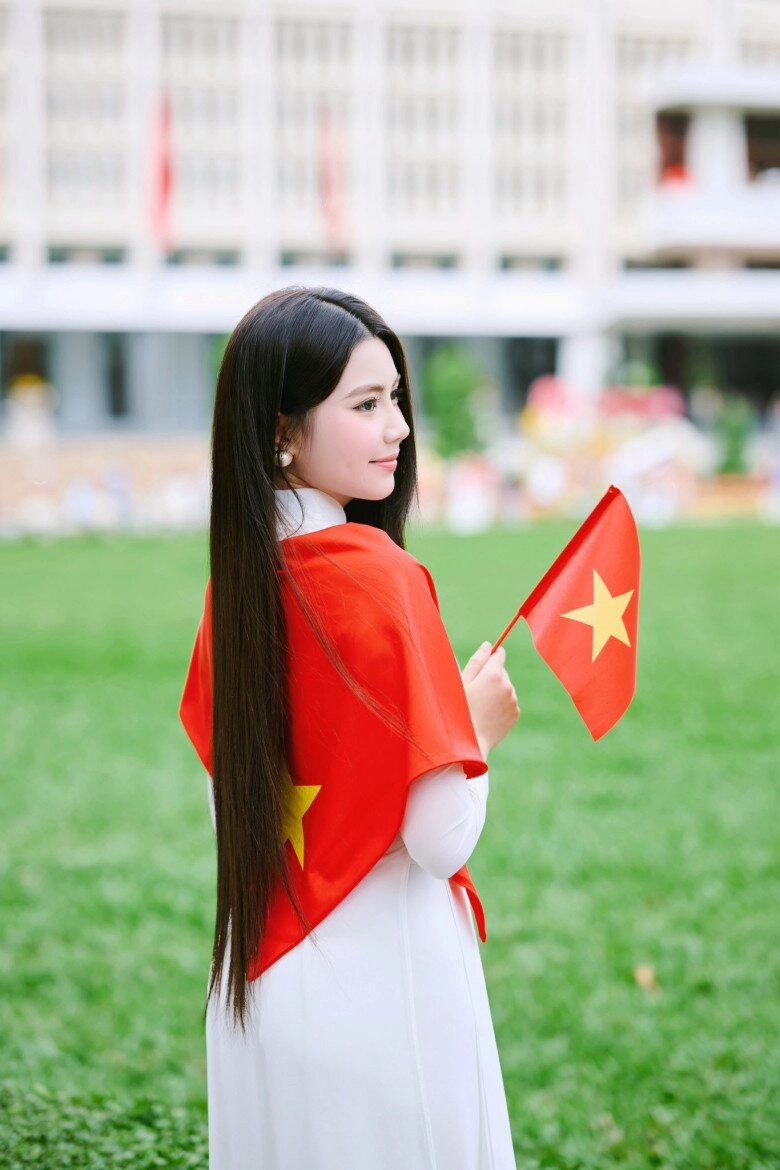 Con gái quyền linh mặc áo dài đón lễ 29 dáng đẹp chuẩn hoa hậu tương lai mẹ cũng vào khen - 3