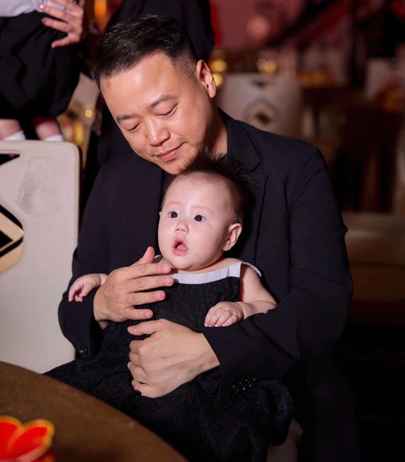 Con gái phương oanh có nết háu ăn được mẹ trêu y hệt bố shark bình riêng con trai lộ rõ đôi tai phú quý - 12