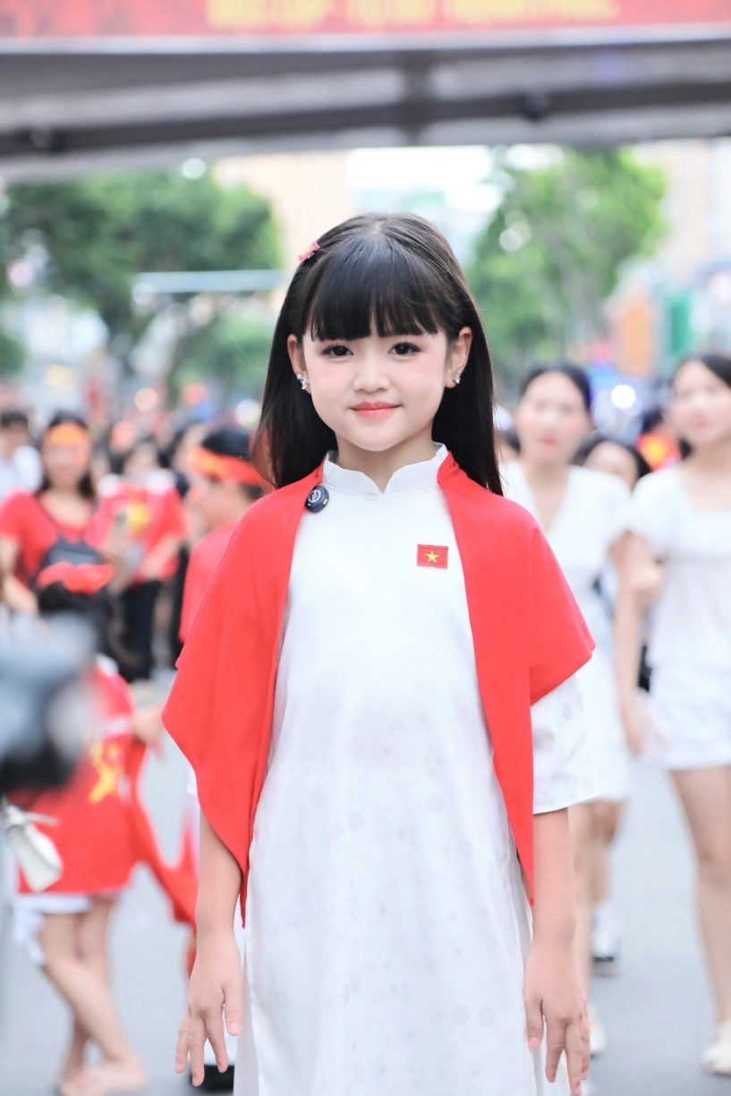 con gái tăng duy tân đi cổ vũ concert quốc gia mắt to môi đỏ nổi bần bật trên tay chiến sĩ diễu binh a80 - 5