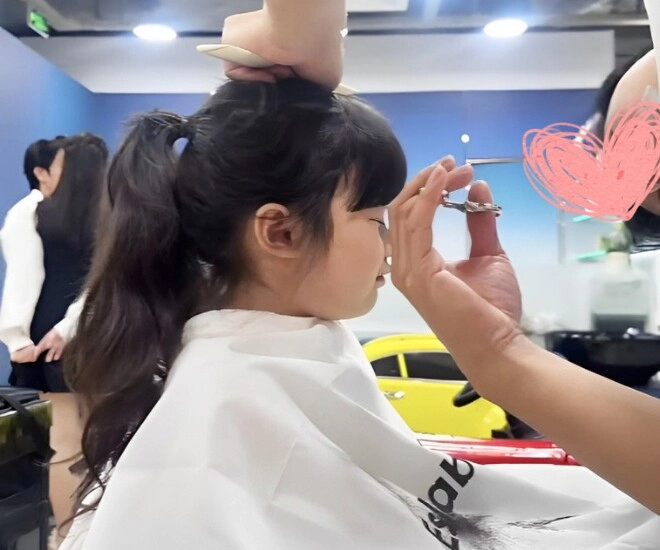 Con gái trường giang được bố cắt tóc từ bé nay sợ người lạ cầm kéo lộ góc nghiêng khoe mũi cao cực xinh xắn - 1