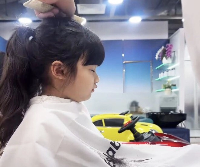 Con gái trường giang được bố cắt tóc từ bé nay sợ người lạ cầm kéo lộ góc nghiêng khoe mũi cao cực xinh xắn - 5