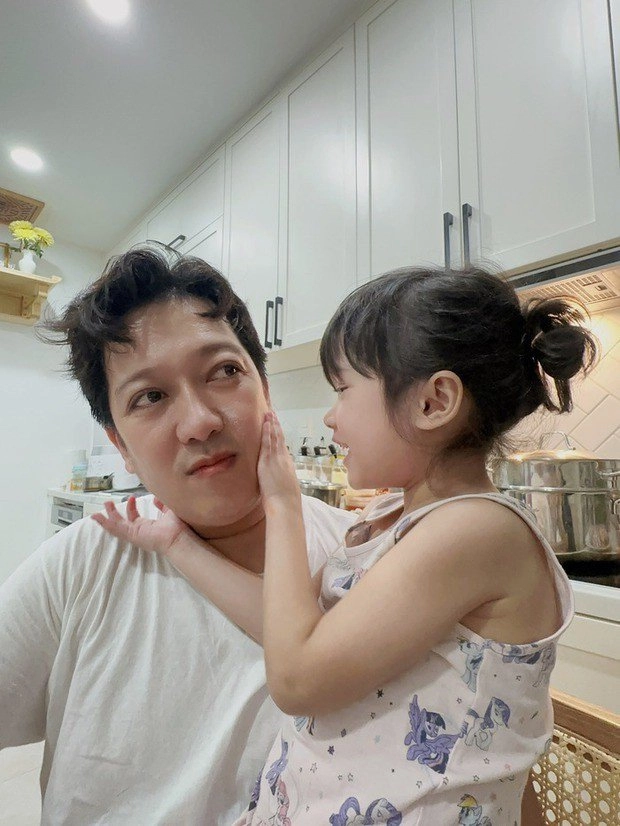 Con gái trường giang được bố cắt tóc từ bé nay sợ người lạ cầm kéo lộ góc nghiêng khoe mũi cao cực xinh xắn - 10