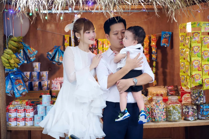 Con gái trường giang được bố cắt tóc từ bé nay sợ người lạ cầm kéo lộ góc nghiêng khoe mũi cao cực xinh xắn - 13