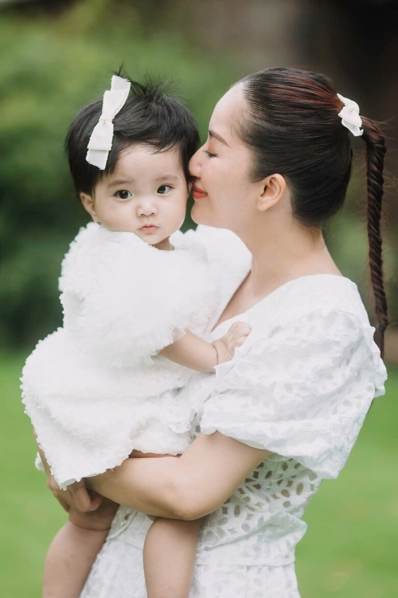 Con gái út giống hệt bố nhà khánh thi - phan hiển có đôi má bánh bao đáng yêu mắt to tròn đen tuyền cực phẩm - 6