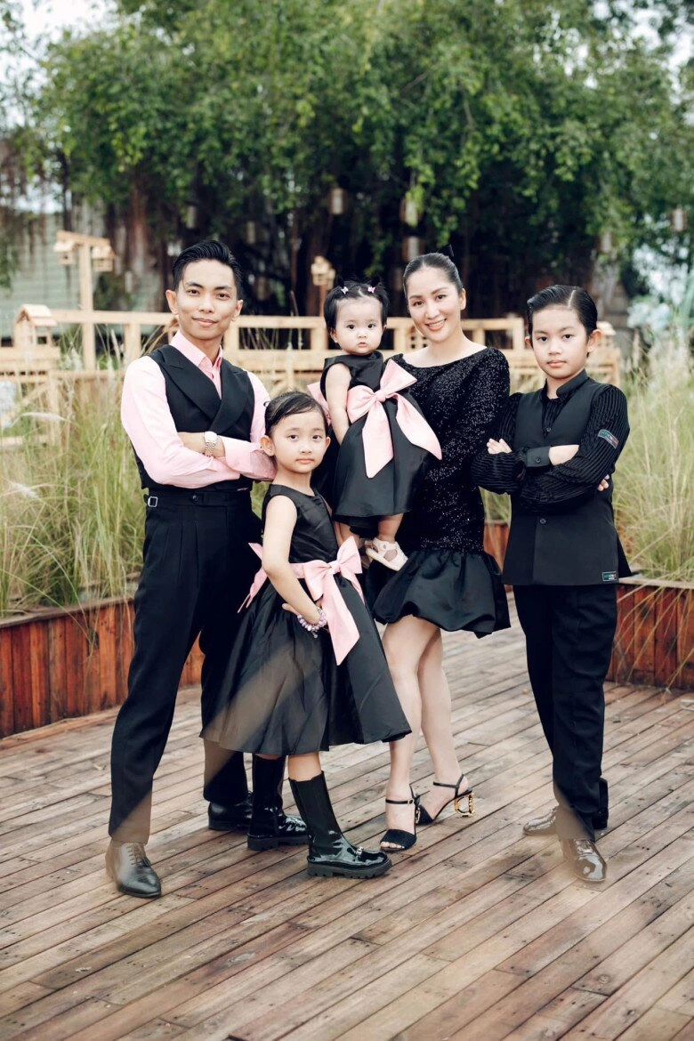 Con gái út giống hệt bố nhà khánh thi - phan hiển có đôi má bánh bao đáng yêu mắt to tròn đen tuyền cực phẩm - 7
