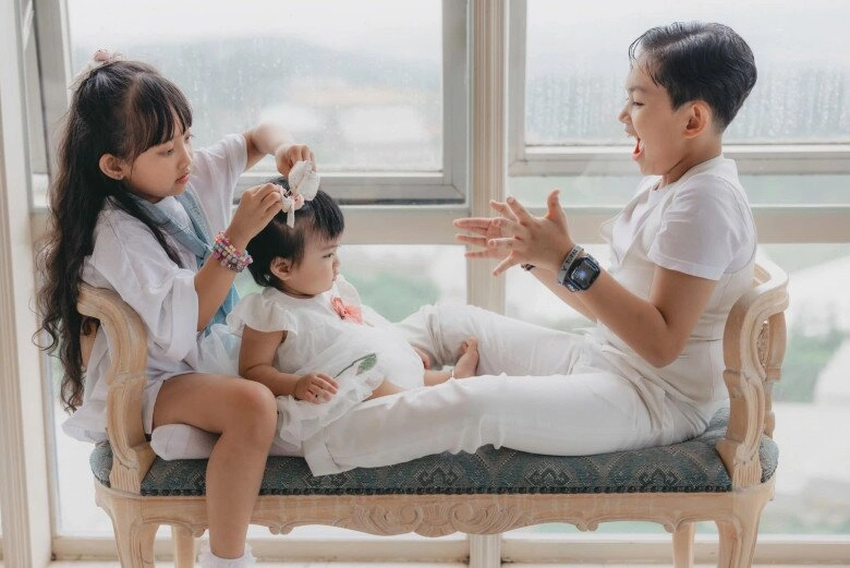 Con gái út giống hệt bố nhà khánh thi - phan hiển có đôi má bánh bao đáng yêu mắt to tròn đen tuyền cực phẩm - 8