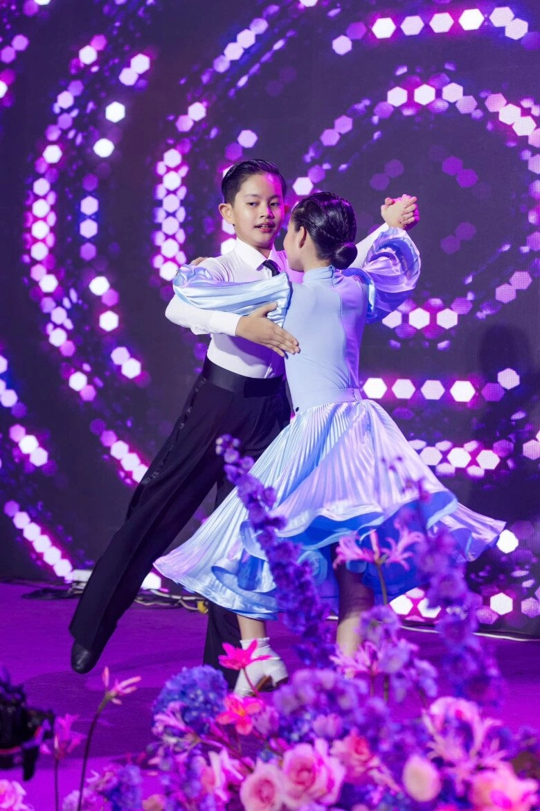 Con gái út giống hệt bố nhà khánh thi - phan hiển có đôi má bánh bao đáng yêu mắt to tròn đen tuyền cực phẩm - 9