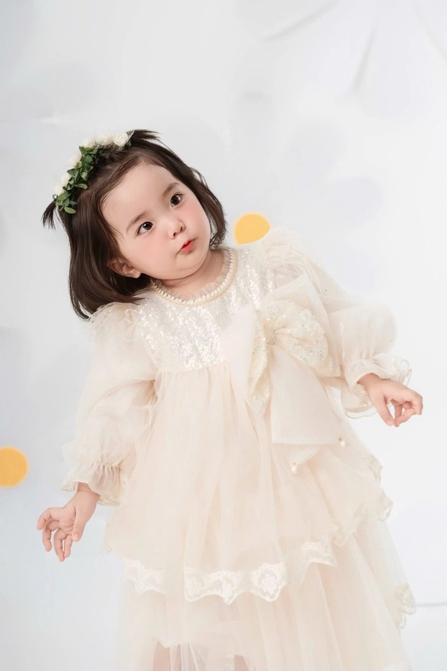 Con gái út nhà khánh thi - phan hiển đáng yêu như thiên thần ở tuổi lên 2 - 4
