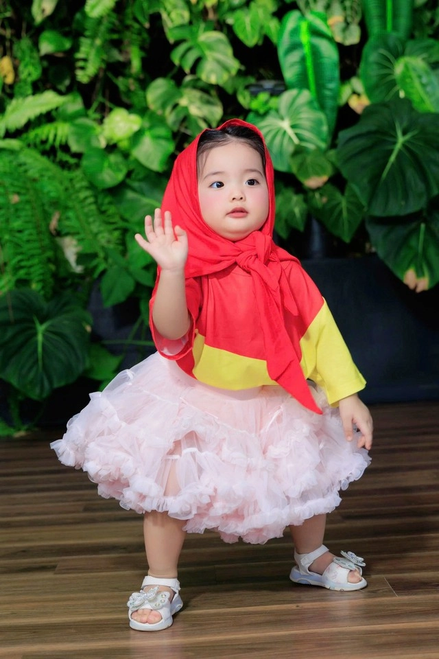 Con gái út nhà khánh thi - phan hiển đáng yêu như thiên thần ở tuổi lên 2 - 7