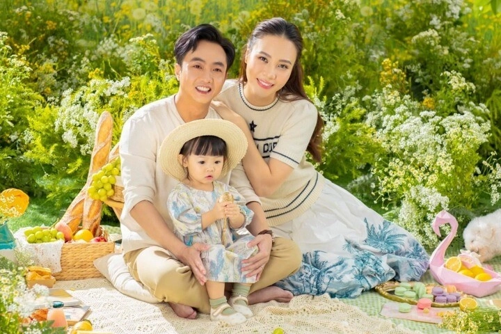 Con sao việt bốc đồ trong tiệc thôi nôi ái nữ cường đô la hứa hẹn thành đại gia con gái khánh thi thích sổ đỏ - 3