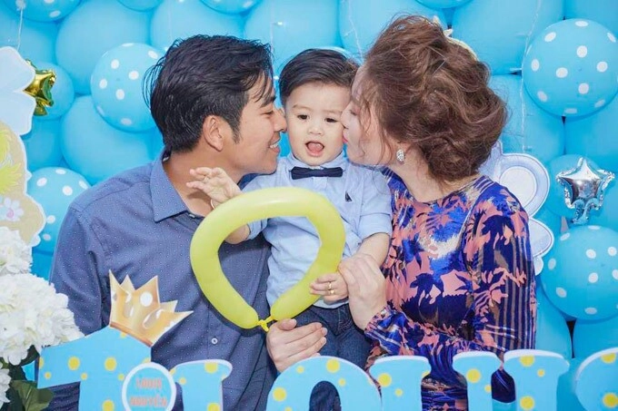 Con sao việt bốc đồ trong tiệc thôi nôi ái nữ cường đô la hứa hẹn thành đại gia con gái khánh thi thích sổ đỏ - 11