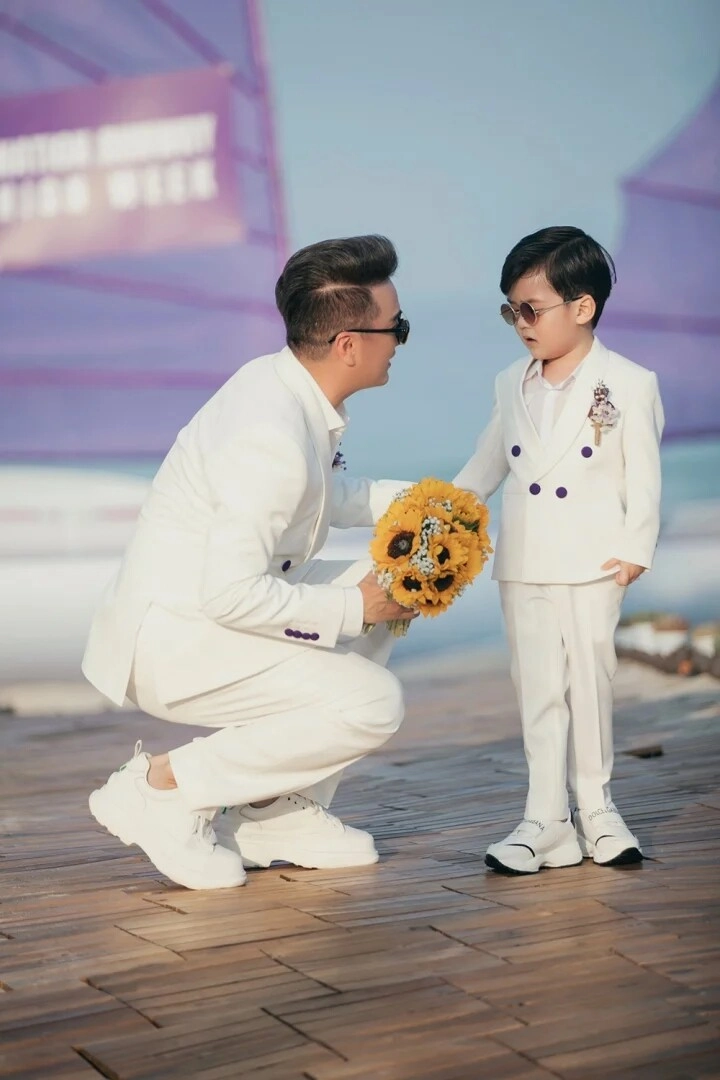 Con sao việt trổ tài catwalk lọ lem lộng lẫy như công chúa quý tử của đàm vĩnh hưng nhõng nhẽo trên sàn runway - 6