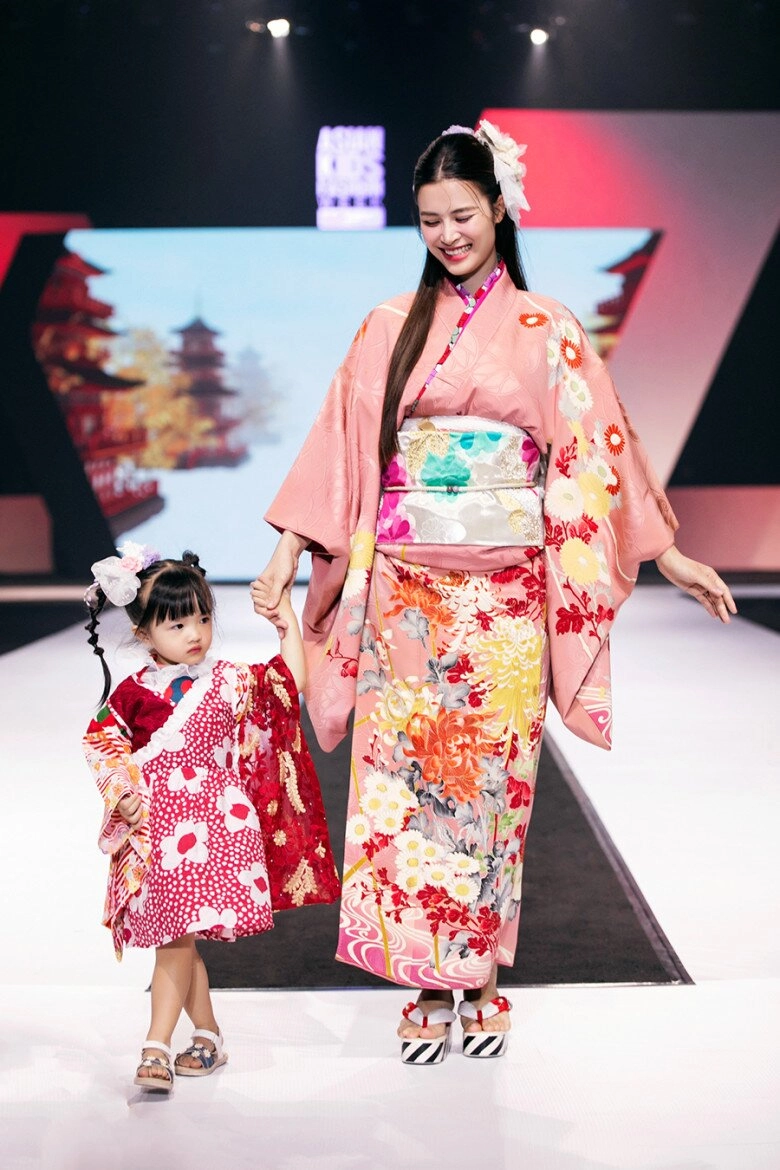Con sao việt trổ tài catwalk lọ lem lộng lẫy như công chúa quý tử của đàm vĩnh hưng nhõng nhẽo trên sàn runway - 8