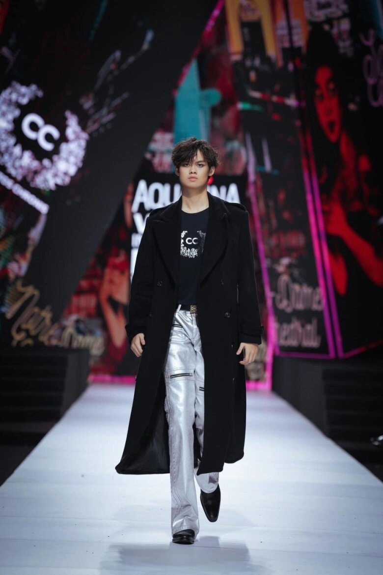 Con sao việt trổ tài catwalk lọ lem lộng lẫy như công chúa quý tử của đàm vĩnh hưng nhõng nhẽo trên sàn runway - 12