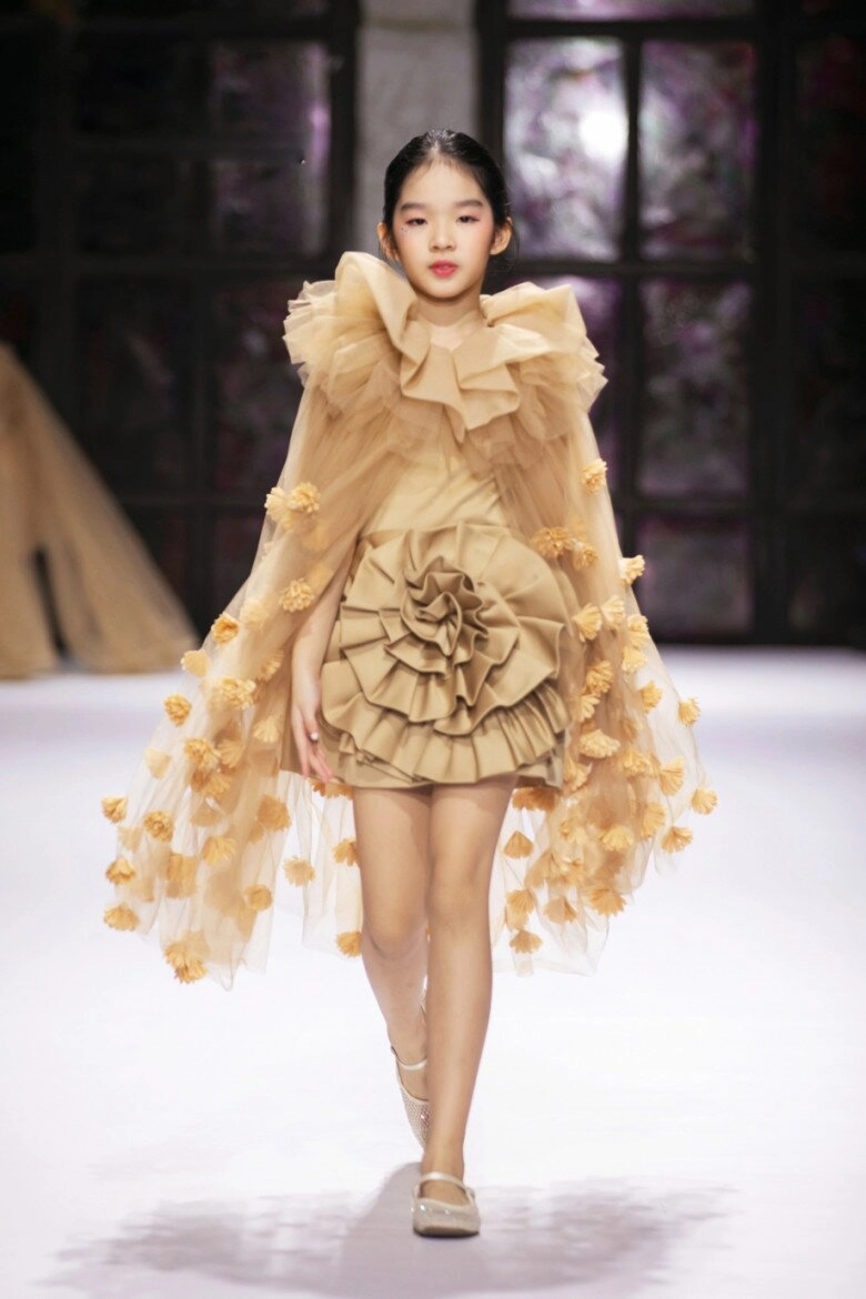 Con sao việt trổ tài catwalk lọ lem lộng lẫy như công chúa quý tử của đàm vĩnh hưng nhõng nhẽo trên sàn runway - 19
