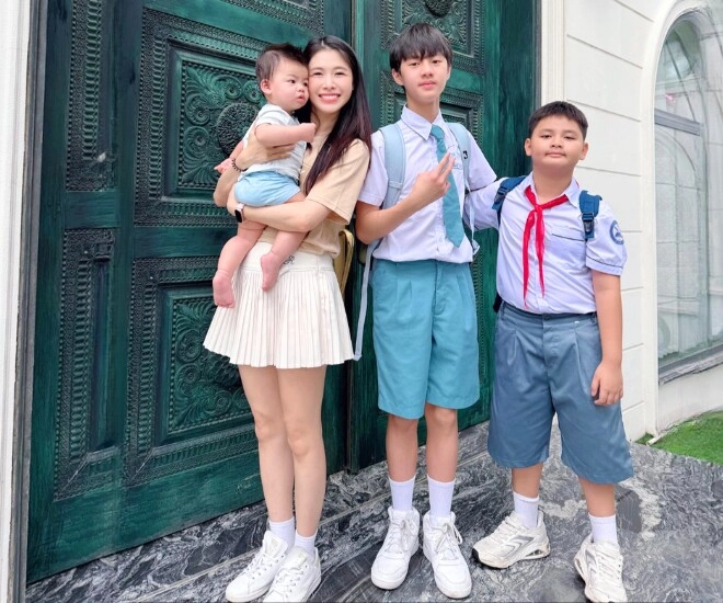 Con sao việt tưng bừng khai giảng quý tử đăng khôi ở biệt thự vẫn học trường công ái nữ hồng đăng được bố mẹ tháp tùng - 1