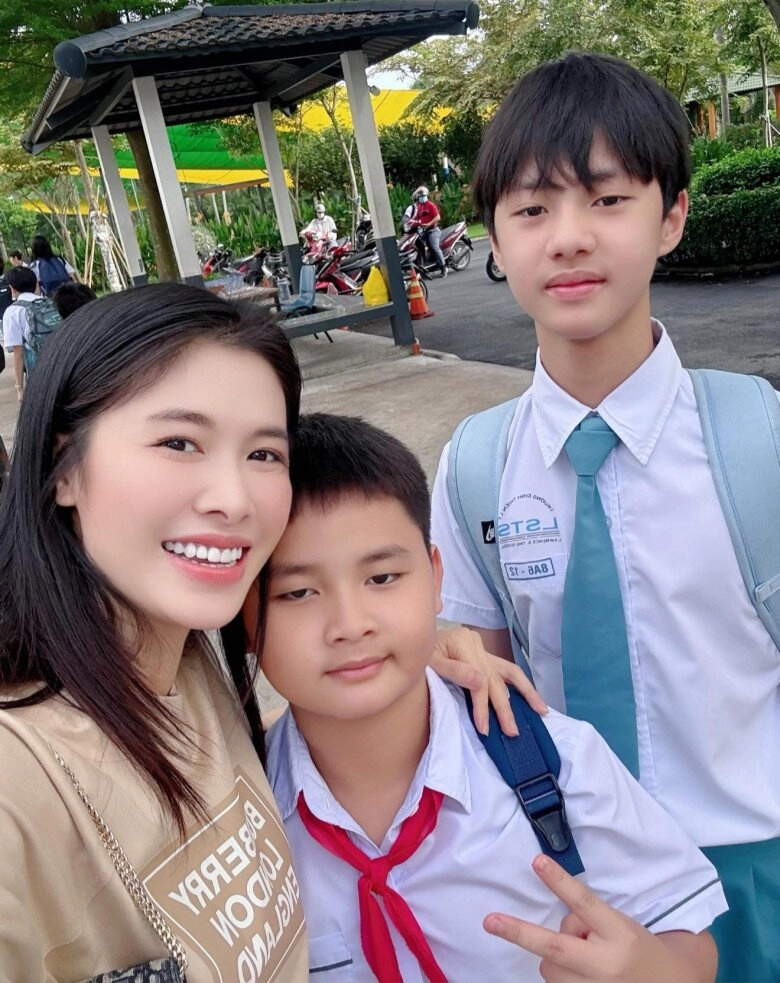 Con sao việt tưng bừng khai giảng quý tử đăng khôi ở biệt thự vẫn học trường công ái nữ hồng đăng được bố mẹ tháp tùng - 2