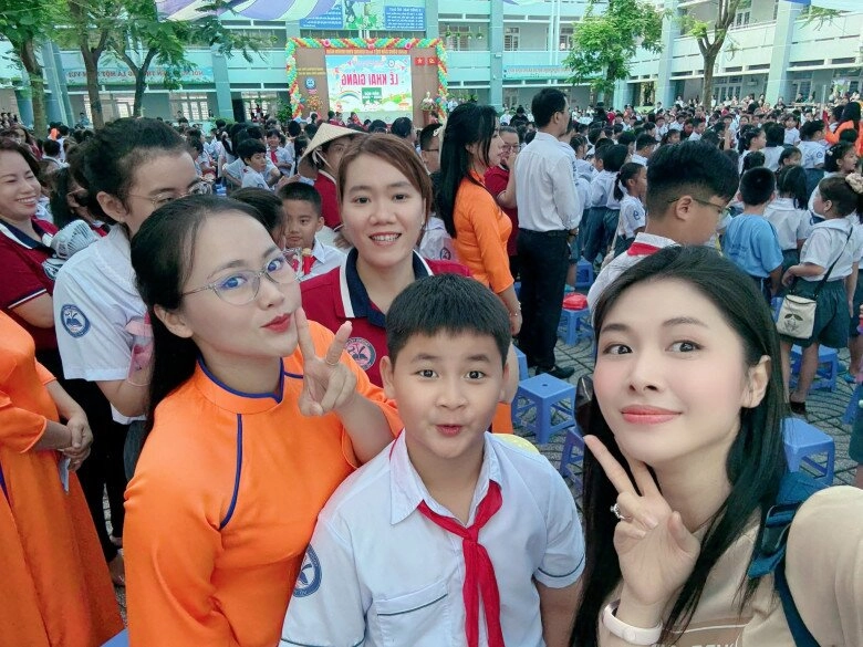 Con sao việt tưng bừng khai giảng quý tử đăng khôi ở biệt thự vẫn học trường công ái nữ hồng đăng được bố mẹ tháp tùng - 3